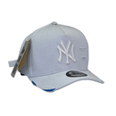 Boné Destroyed New York Yankees - Cor Branco e Azul Logo Branco