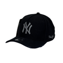 Boné Destroyed New York Yankees - Cor Preto  Logo Cinza