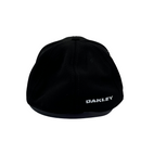Boné Fitted Oakley - Cor Preto  Logo Prata