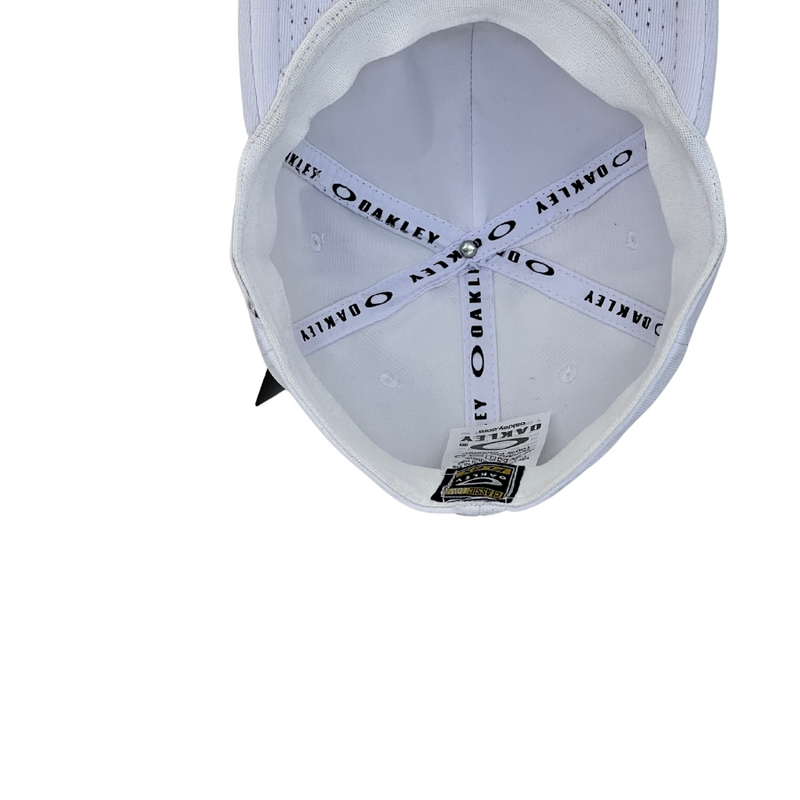 Boné Fitted Oakley Basic - Cor Branco  Logo Cinza