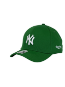 Boné Urbano New York Yankees Classic - Cor Verde Logo Branco