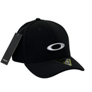 Boné Fitted Oakley - Cor Preto  Logo Prata