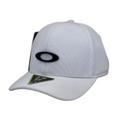 Boné Fitted Oakley - Cor Branco  Logo Preto